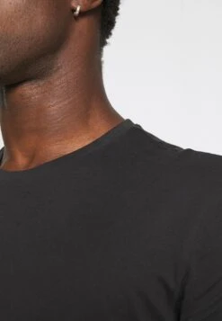 Pier One 3 Pack - T-Shirt Basic - Black/Mottled Dark Grey/Bordeaux 17 Pier One 3 Pack - T-Shirt Basic - Black/Mottled Dark Grey/Bordeaux -Mode Herenkleding Winkel 04cd6e61680f434c97b57d78f55241fd