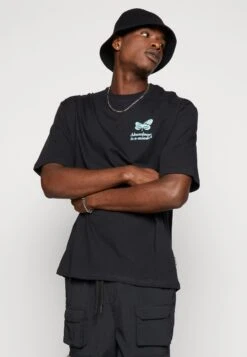 YOURTURN Chest Tee Unisex - T-Shirt Print - 802 - Black -Mode Herenkleding Winkel 0df043f7336d4498b652bc179d5ab6ee