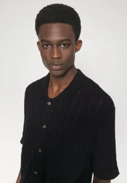 Les Deux Garrett Knitted Shirt - Vest - Black 11 Les Deux Garrett Knitted Shirt - Vest - Black -Mode Herenkleding Winkel 172728820d46405bbb4c7508f6220ee0