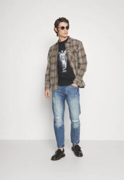 YOURTURN Fallen Schoolzi - T-Shirt Print - Black 8 YOURTURN Fallen Schoolzi - T-Shirt Print - Black -Mode Herenkleding Winkel 2b96468570f346dfa85baf08586d9f17