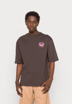 YOURTURN Nostalgia Future Tee Unisex - T-Shirt Print - Brown 9 YOURTURN Nostalgia Future Tee Unisex - T-Shirt Print - Brown -Mode Herenkleding Winkel 36f7e96f8ea14564abd417ba45e7ff27