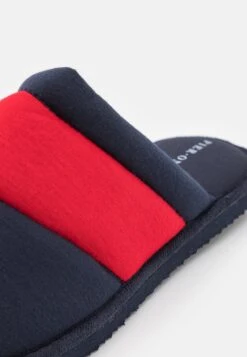 Pier One Unisex - Pantoffels - Dark Blue/Red 13 Pier One Unisex - Pantoffels - Dark Blue/Red -Mode Herenkleding Winkel 3873ff5ffc164a00938853720f513c10