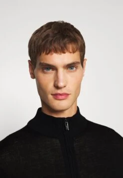 Emporio Armani Cardigan - Vest - Nero 13 Emporio Armani Cardigan - Vest - Nero -Mode Herenkleding Winkel 39b112738dfd46ca80ea804faf62f3ef