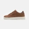 Pier One Unisex - Sneakers Laag - Cognac 1 Pier One Unisex - Sneakers Laag - Cognac -Mode Herenkleding Winkel 466ac211203c4308bbd1a6e05b9736ef