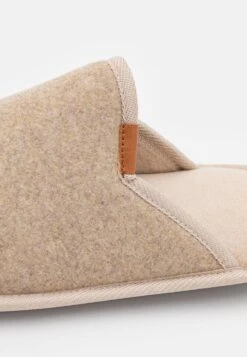 Pier One Pantoffels - Beige 13 Pier One Pantoffels - Beige -Mode Herenkleding Winkel 4bb8e183218649be8d160cd154643fa0