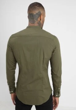 Pier One Muscle Fit Stand- Overhemd - Oliv -Mode Herenkleding Winkel 6203a98ce2074a57aa2427fe331f99cb