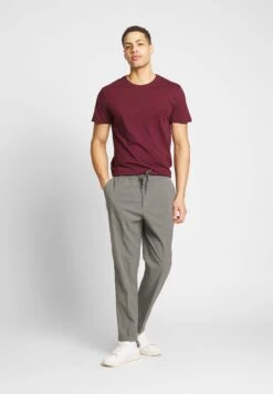 Pier One 3 Pack - T-Shirt Basic - White/Dark Blue/Red -Mode Herenkleding Winkel 7d46c406b4f84647b7fcf18328327658