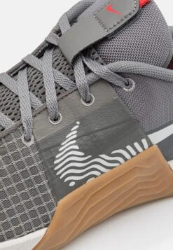 Nike Performance Metcon 8 Unisex - Trainingsschoen - Flat Pewter/Phantom/Med Brown/Light Crimson/Adobe/Cobblestone 17 Nike Performance Metcon 8 Unisex - Trainingsschoen - Flat Pewter/Phantom/Med Brown/Light Crimson/Adobe/Cobblestone -Mode Herenkleding Winkel 8653a01698a24a95a9623ef62e1b4c07