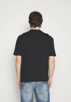 YOURTURN Fallen Schoolzi - T-Shirt Print - Black 9 YOURTURN Fallen Schoolzi - T-Shirt Print - Black -Mode Herenkleding Winkel 92ad55668a4147798c7b544728548f53