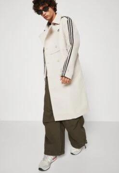 Adidas Originals 3 Stripe Coat Unisex - Trenchcoat - Beige 11 Adidas Originals 3 Stripe Coat Unisex - Trenchcoat - Beige -Mode Herenkleding Winkel 9bde2a46fb7e4e9dbe6c047bc2d8afdb