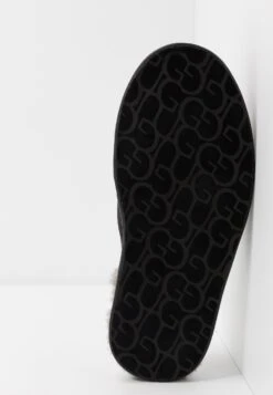 Ugg Scuff - Pantoffels - Black 12 Ugg Scuff - Pantoffels - Black -Mode Herenkleding Winkel a7d657a828814ad5b648a220729f64dd