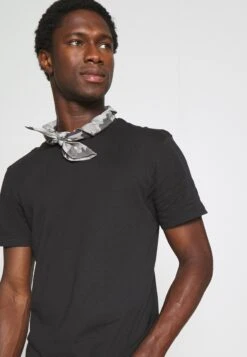 Pier One 3 Pack - T-Shirt Basic - Black/Mottled Dark Grey/Bordeaux 15 Pier One 3 Pack - T-Shirt Basic - Black/Mottled Dark Grey/Bordeaux -Mode Herenkleding Winkel ae9b9691c10949c5b4edc17929f8c13a