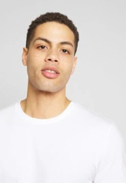 Pier One 3 Pack - T-Shirt Basic - White/Dark Blue/Red -Mode Herenkleding Winkel bb58520a3fdd4addbd204975d9a479ed