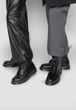 Dr. Martens 1460Boot - Veterboots - Black/White -Mode Herenkleding Winkel c91cd86114b04c94a9da0b3910d0bd2b