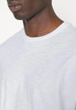 DRYKORN Eros - T-Shirt Basic - White 13 DRYKORN Eros - T-Shirt Basic - White -Mode Herenkleding Winkel d39c06f4781743448f30018aac51f288