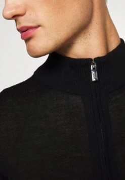 Emporio Armani Cardigan - Vest - Nero 15 Emporio Armani Cardigan - Vest - Nero -Mode Herenkleding Winkel d5612eba4c3f4a99b6b7e862d14b206b