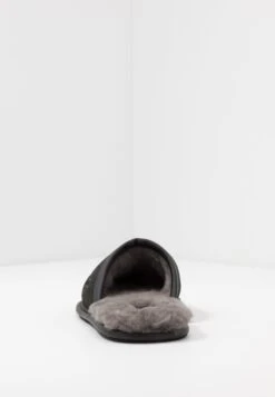 Ugg Scuff - Pantoffels - Black 11 Ugg Scuff - Pantoffels - Black -Mode Herenkleding Winkel da757aff0ffe4030af4ba8238bcf11e5